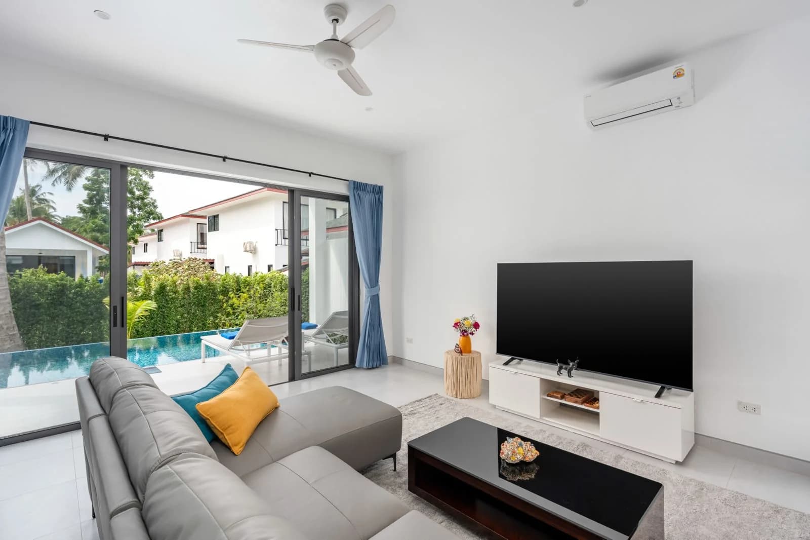 Bright living room facing the outdoor space